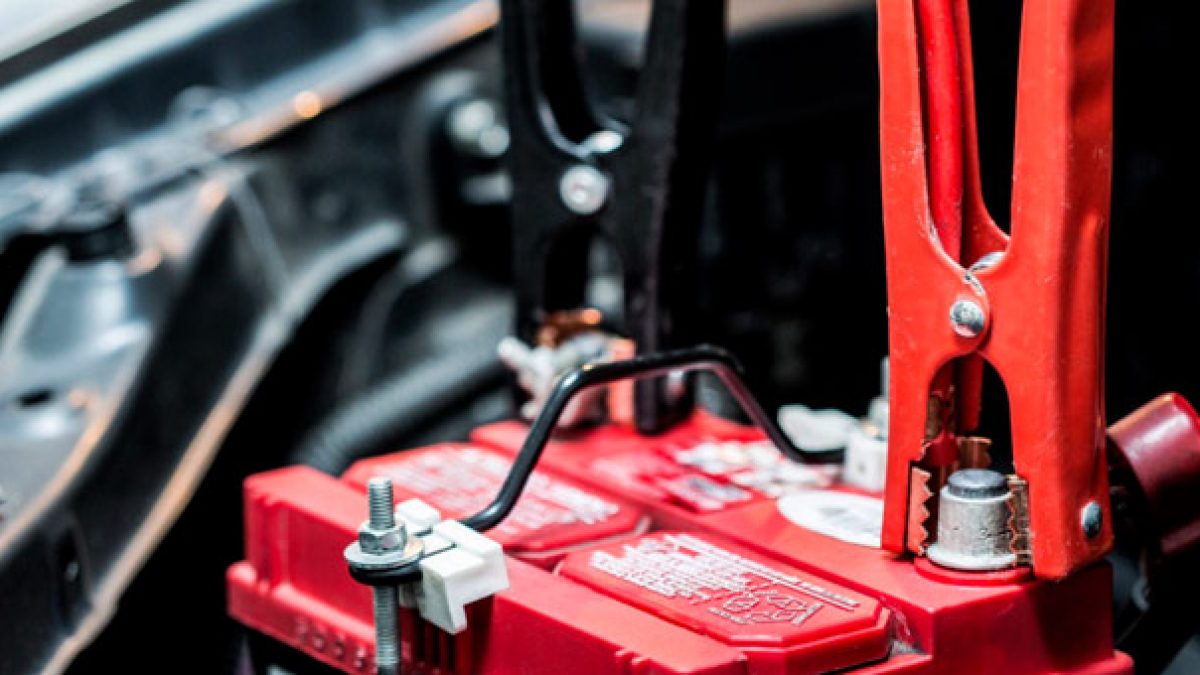 Carga De La Batería De Un Coche Viejo, Utilizando Cables De La