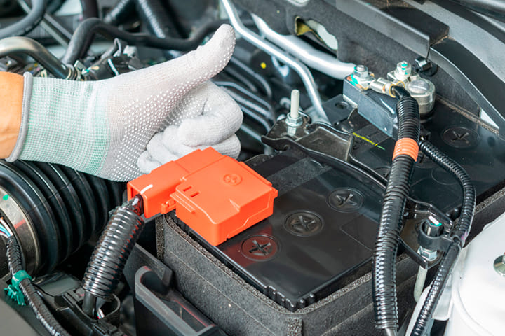 Cómo desconectar la batería del coche de forma segura