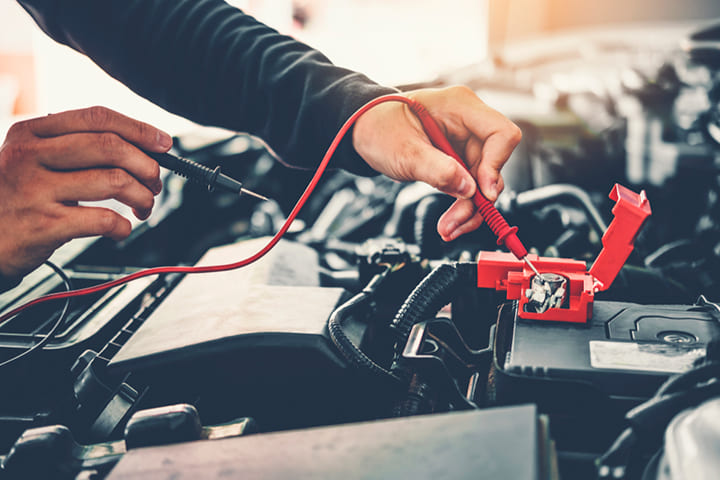 Cómo cambiar los cables de la batería de tu auto