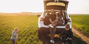 familia fuera de una camioneta en un campo