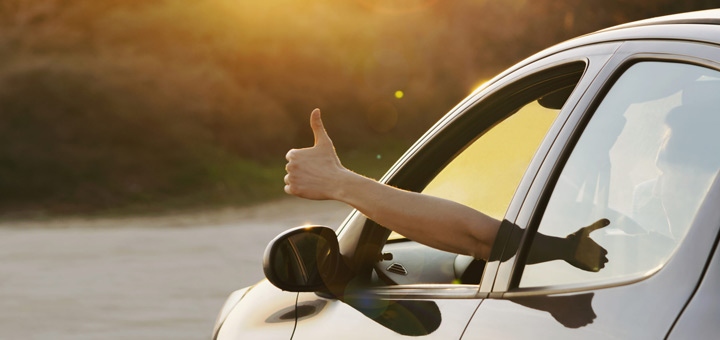 Apretar La Mano Para Presionar La Luz De Emergencia En Los Dedos Del Auto  Para Abrir La Luz De Emergencia Del Contrato En El Coche Foto de archivo -  Imagen de rojo