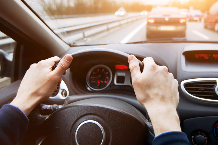 Guía Definitiva: ¿Cuáles son las Señales de Obligación? Lista Completa con Ejemplos para Conducir con Seguridad en Lima y Arequipa 4 Primer plano de un conductor mostrando satisfacción al identificar correctamente una señal de obligación en el camino.