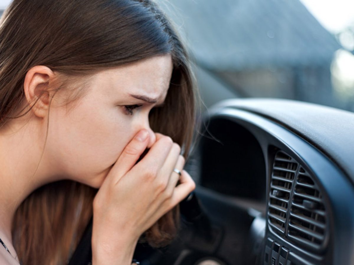 Cómo quitar el mal olor de un auto Mitsubishi