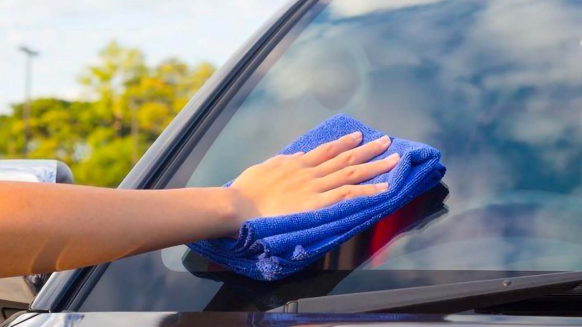 Cómo limpiar los cristales del coche para que brillen