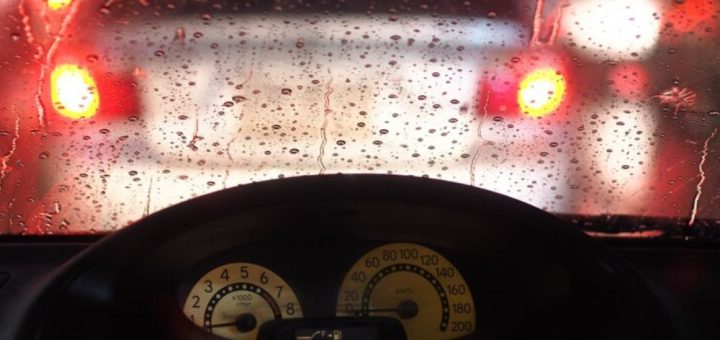 conduce-precaucion-mitsubishi ¿Cómo conducir con seguridad bajo una lluvia intensa?