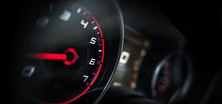 diferencias velocimetro tacometro