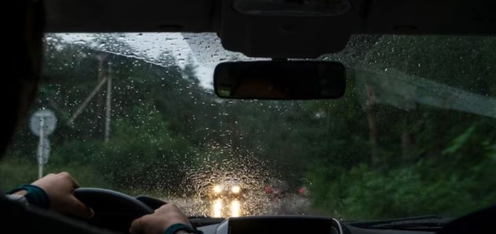 encender-luces-mitsubishi ¿Cómo conducir con seguridad bajo una lluvia intensa?
