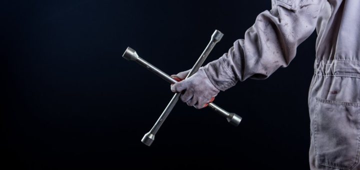 auto-llave-cruz-herramienta Descubre las 8 herramientas para autos que no te pueden faltar